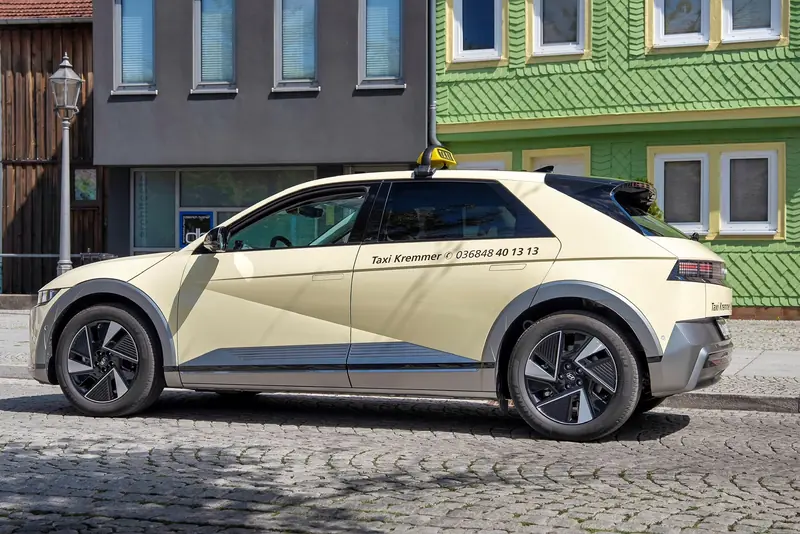 Taxi Kremmer – Hyundai IONIQ 5 in der Seitenansicht